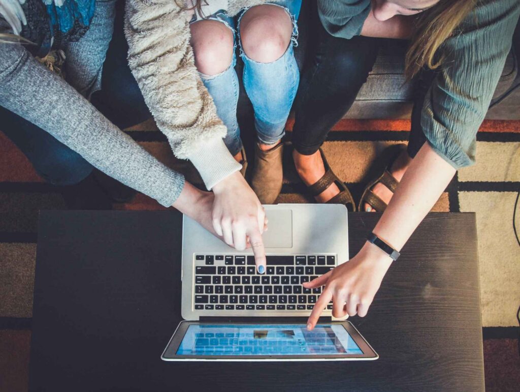 The B2B Omnichannel Customer Journey: How Buyers Move from First Touch to Closed Deal