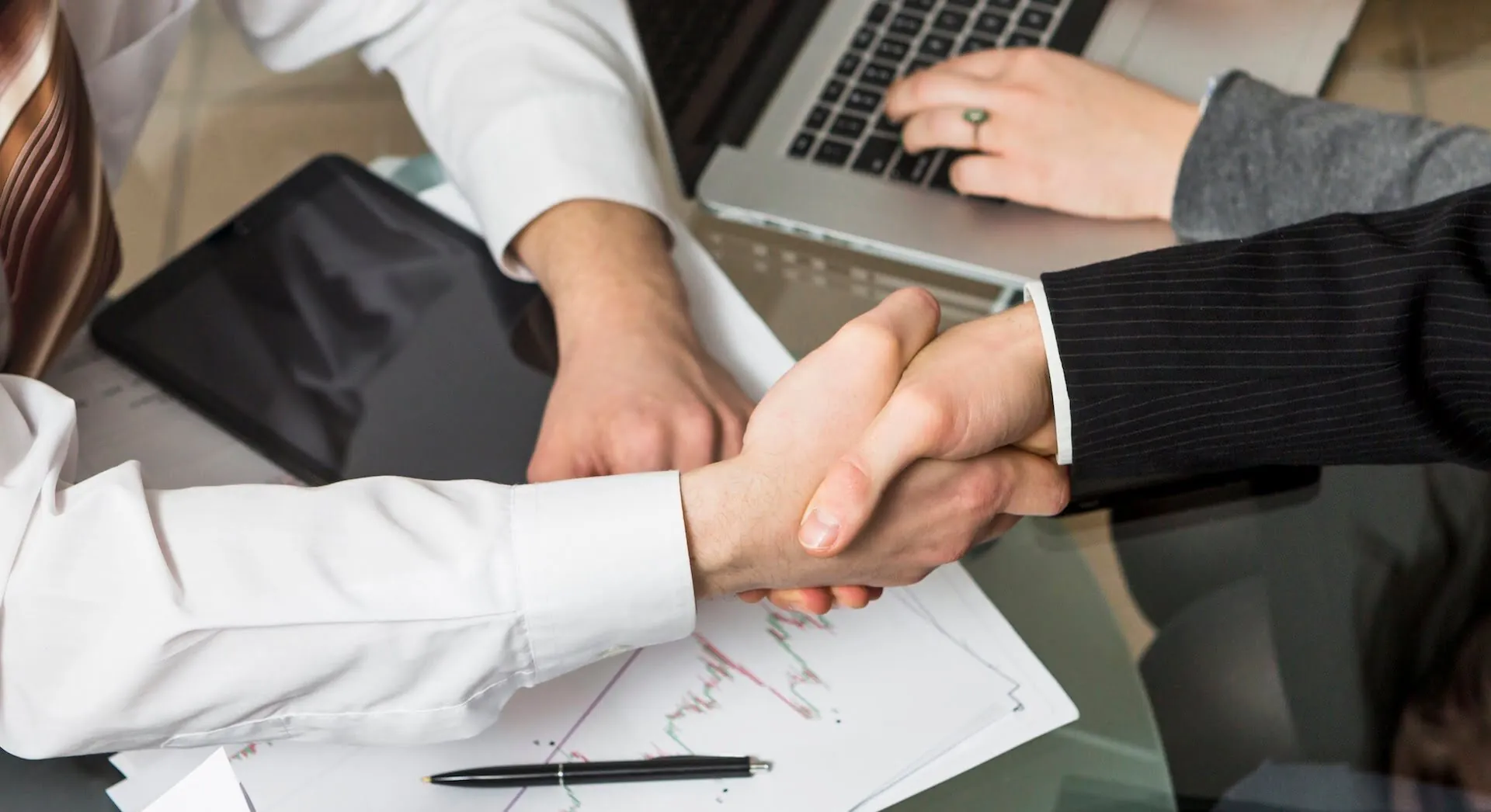 Cold Calling Laws 2025: AI, Autodialers, Timing Restrictions & Compliance Strategies for B2B Sales